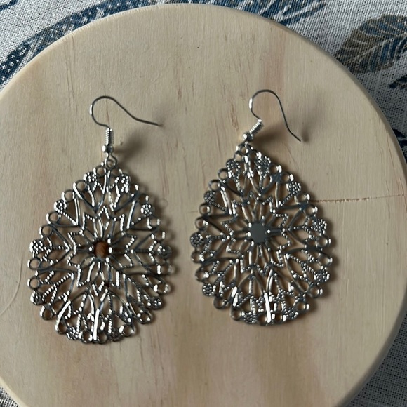 Jewelry - Beautiful snowflake burst earrings